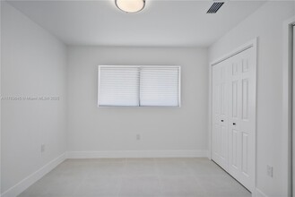 490 NE 141st St, Unit 492 in North Miami, FL - Foto de edificio - Building Photo