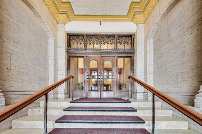 property at 728 W Jackson Blvd