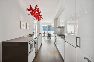 1 Bloor St E in Toronto, ON - Building Photo - Building Photo
