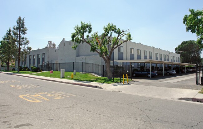 Shadow Mountain Apartments in San Jacinto, CA - Foto de edificio - Building Photo