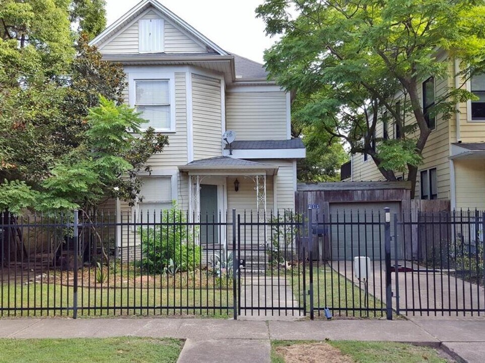 211 Emerson St in Houston, TX - Building Photo