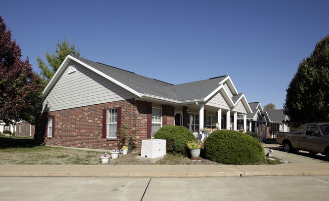 St Peters Villa in St. Peters, MO - Foto de edificio - Building Photo