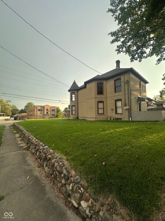 4626 E Washington St in Indianapolis, IN - Building Photo