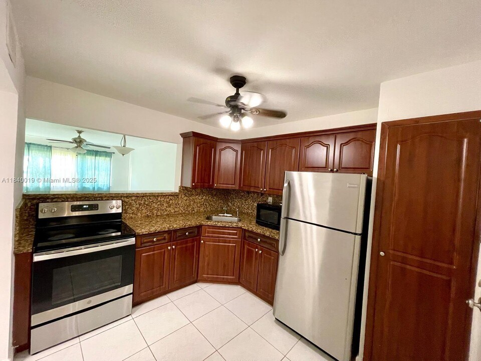 1540 NE 191st St in Miami, FL - Building Photo