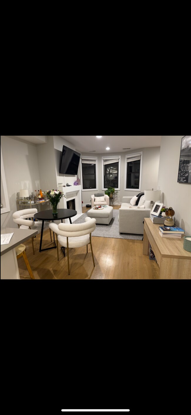 2316 N Southport Ave, Unit 2320-2 in Chicago, IL - Foto de edificio - Building Photo