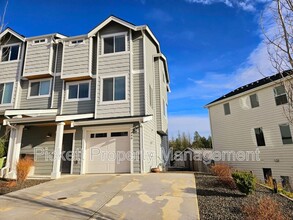 946 NW Highgarden Dr in Bremerton, WA - Foto de edificio - Building Photo