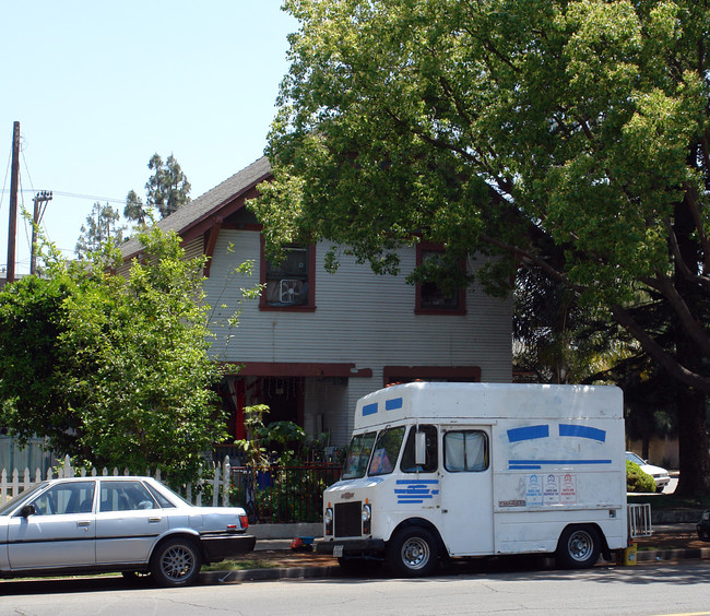 223 Orange Ave in Santa Ana, CA - Foto de edificio - Building Photo