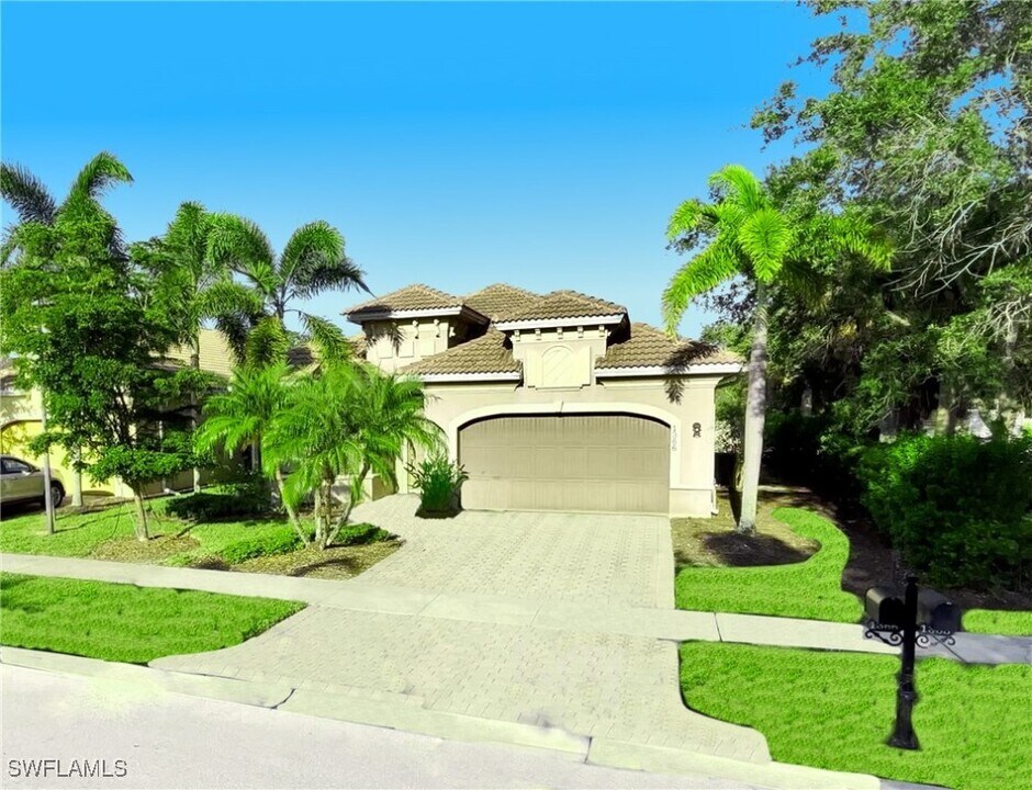 1366 Serrano Cir in Naples, FL - Building Photo