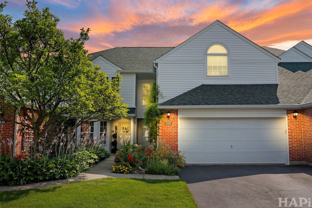 128 Pembroke Cir in Lake Bluff, IL - Building Photo