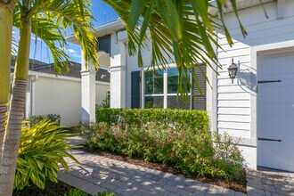 4660 SW Ardsley Dr in Stuart, FL - Foto de edificio - Building Photo