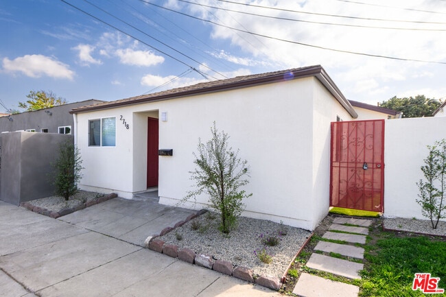 2718 W 70th St in Los Angeles, CA - Building Photo - Building Photo