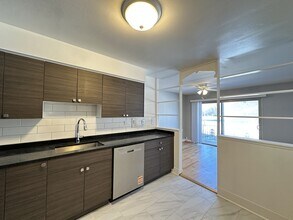 1639 Oakwood Ave, Unit 201 in Des Plaines, IL - Foto de edificio - Building Photo