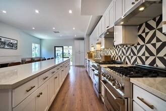 152 Serrano Ave in Los Angeles, CA - Building Photo - Building Photo