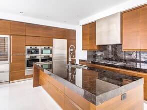 800 South Pointe Dr in Miami Beach, FL - Building Photo - Building Photo