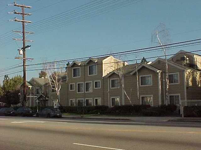 15004 Nordhoff St in North Hills, CA - Foto de edificio - Building Photo