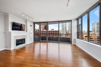200 N Jefferson St, Unit 806 in Chicago, IL - Foto de edificio - Building Photo