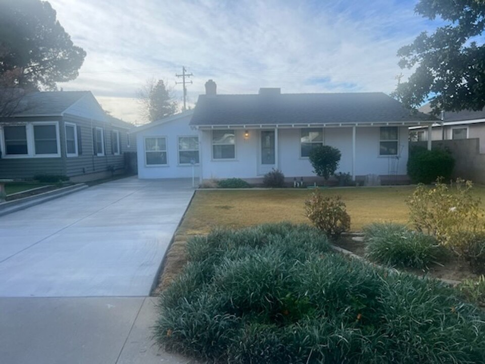 307 Acacia Ave in Bakersfield, CA - Building Photo