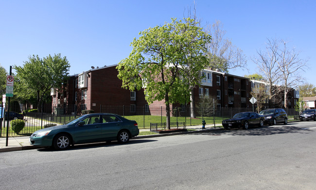 Second Northwest Cooperative No. 17 in Washington, DC - Foto de edificio - Building Photo