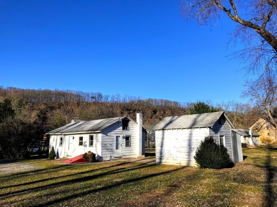 1812 River Rd in Upper Black Eddy, PA - Building Photo