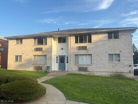 2000 Woodlawn Ave NW in Canton, OH - Building Photo