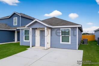 8830 Pyron Pl in San Antonio, TX - Building Photo - Building Photo