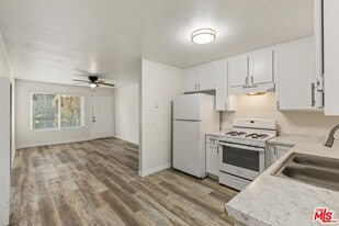 331 E Washington Ave in Escondido, CA - Building Photo