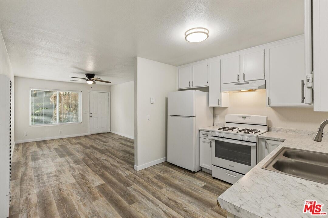 331 E Washington Ave in Escondido, CA - Building Photo