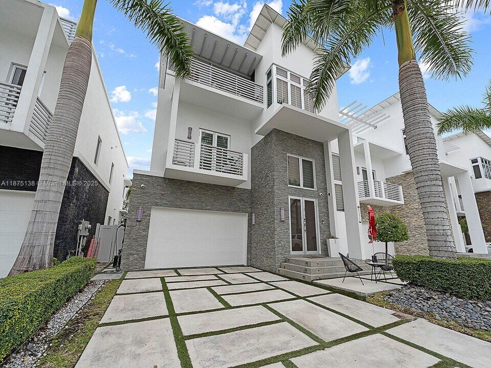 8271 NW 34th St in Doral, FL - Building Photo