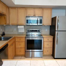 2630 SW 28th St, Unit 16 in Miami, FL - Building Photo - Building Photo