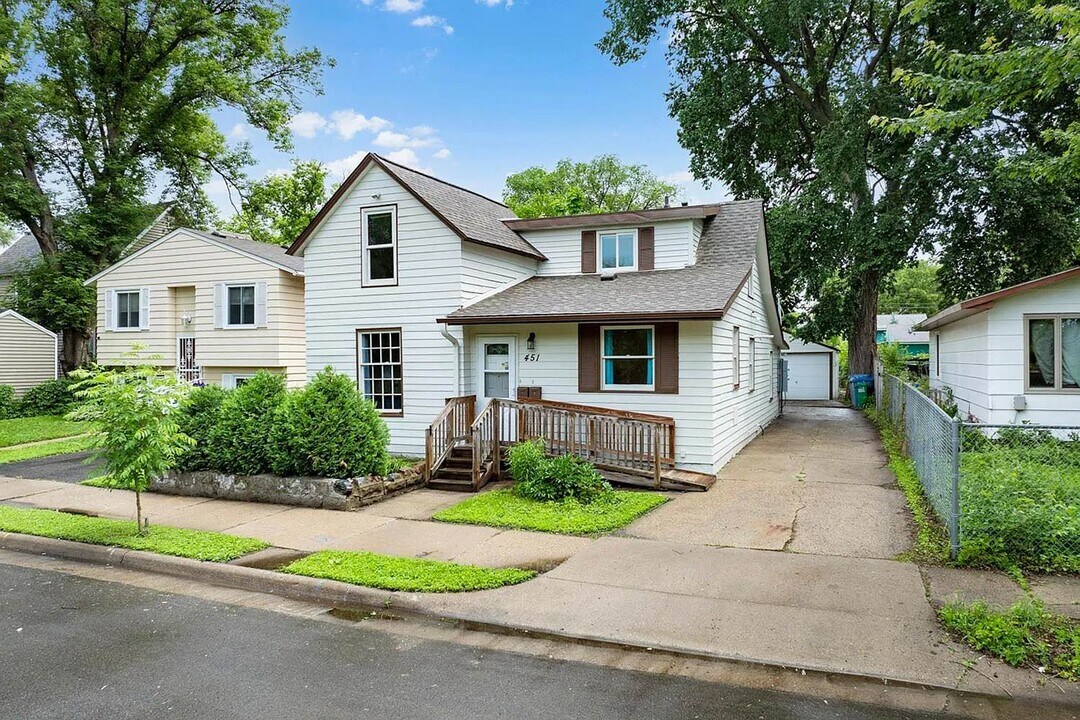 451 NE Taylor St in Minneapolis, MN - Building Photo