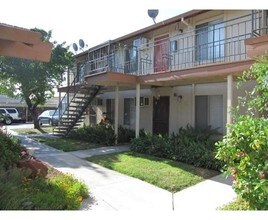 2032-2040 Wyda Way in Sacramento, CA - Foto de edificio - Building Photo