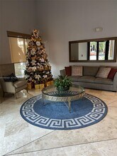 3590 Coral Wy in Miami, FL - Foto de edificio - Building Photo