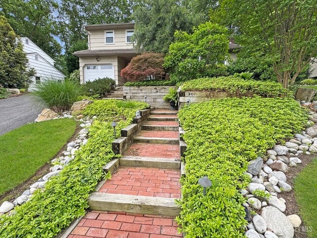 10 St Georges Rd in East Brunswick, NJ - Building Photo - Building Photo