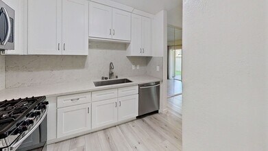 22107 Burbank Blvd in Los Angeles, CA - Building Photo - Building Photo