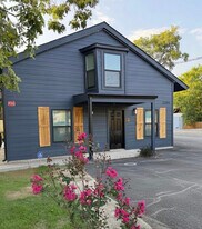 2204 W San Antonio St in New Braunfels, TX - Building Photo