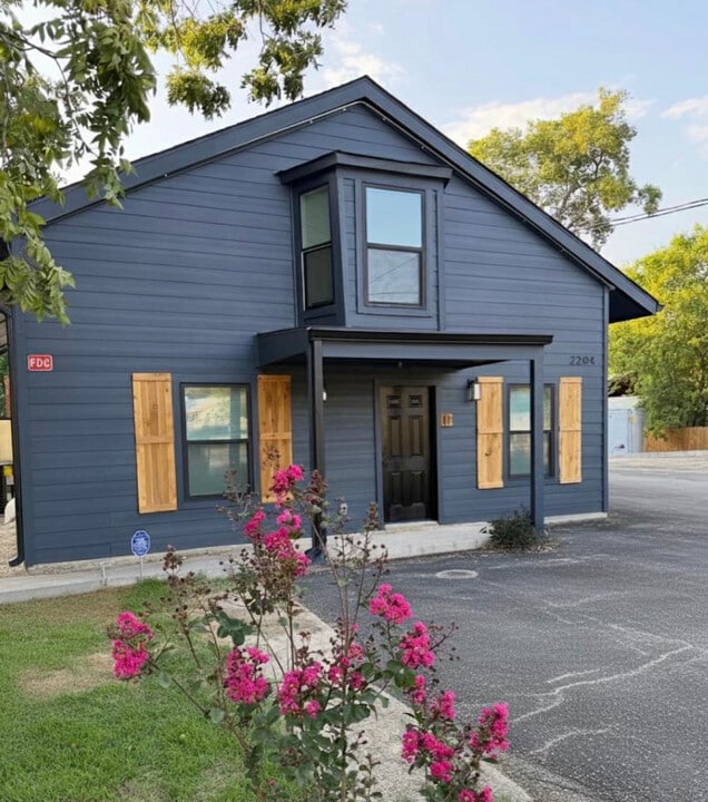 2204 W San Antonio St in New Braunfels, TX - Foto de edificio