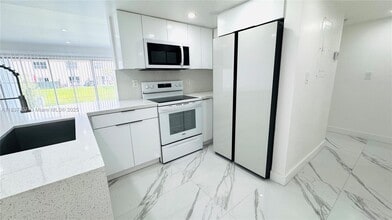 9375 Fontainebleau Blvd in Miami, FL - Building Photo - Building Photo