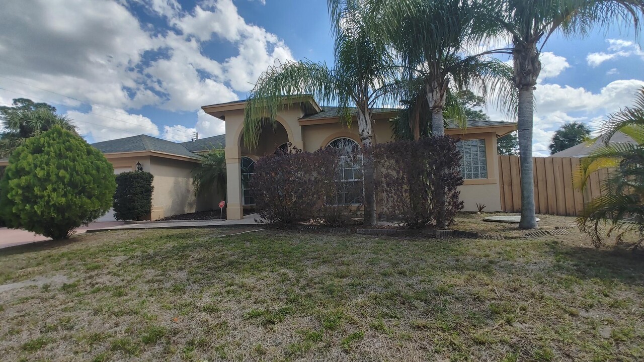 949 SW College Park Rd in Port St. Lucie, FL - Building Photo