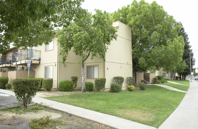 Parkside Apartments in Bakersfield, CA - Building Photo - Building Photo