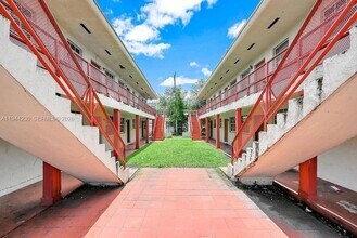 14180 NW 22nd Ave, Unit 4 in Opa Locka, FL - Foto de edificio - Building Photo