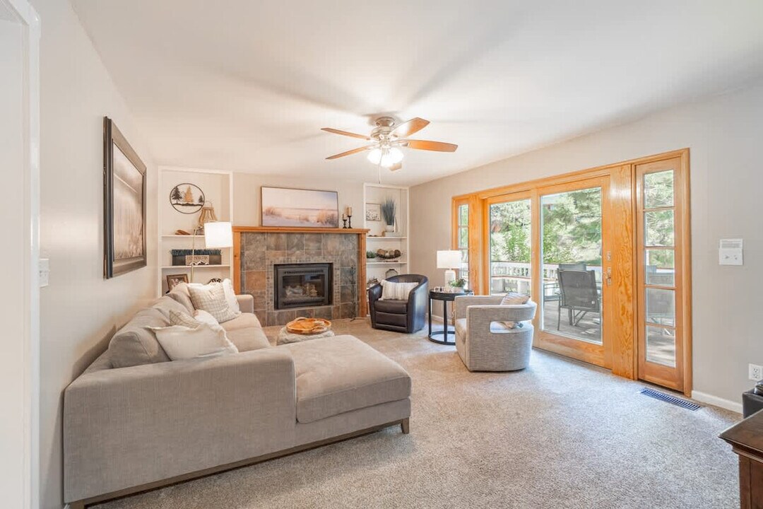 10283 White Fir Rd in Truckee, CA - Building Photo