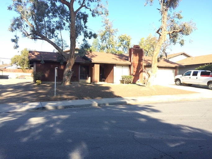 2408 Eric Way in Bakersfield, CA - Foto de edificio