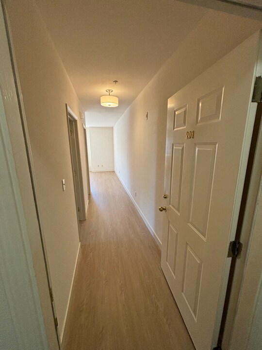 601 Ansel Rd-Unit -201 in Burlingame, CA - Building Photo