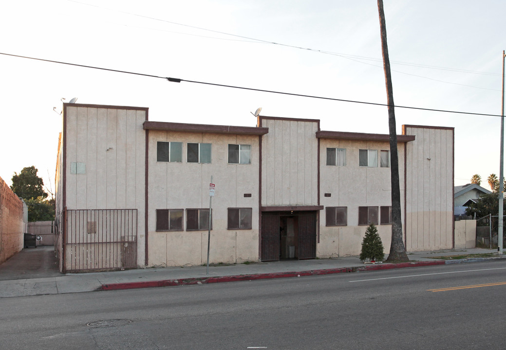 8213 S Main St in Los Angeles, CA - Building Photo