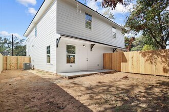 1316 Williams St in Brenham, TX - Foto de edificio - Building Photo