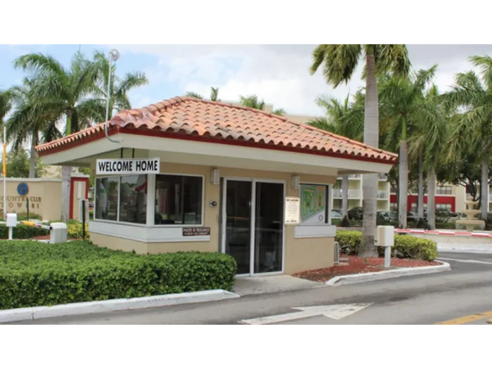 18335 NW 68th Ave in Hialeah, FL - Building Photo