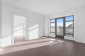 143 Old River Rd in Edgewater, NJ - Building Photo - Building Photo