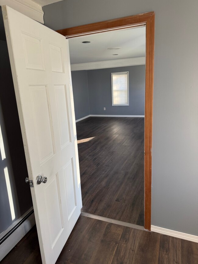 400 Main St, Unit Apt 1 in Killingly, CT - Foto de edificio - Building Photo