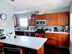 949 62nd St, Unit Middle Bedroom in Oakland, CA - Building Photo