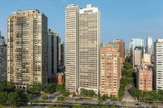 1110 N Lake Shore Dr in Chicago, IL - Building Photo - Primary Photo